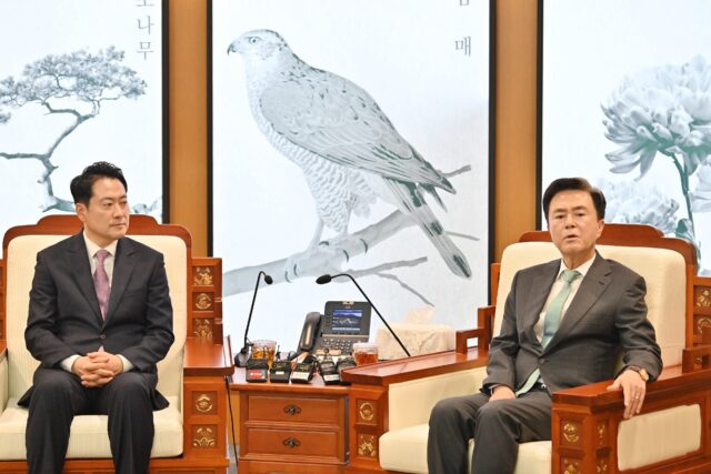  김태흠 충남도지사가 장동혁 국민의힘 대표에게 ‘대전충남특별시 설치 및 경제과학수도 조성을 위한 특별법’ 원안 통과 지원을 요청했다.(사진=충청남도)