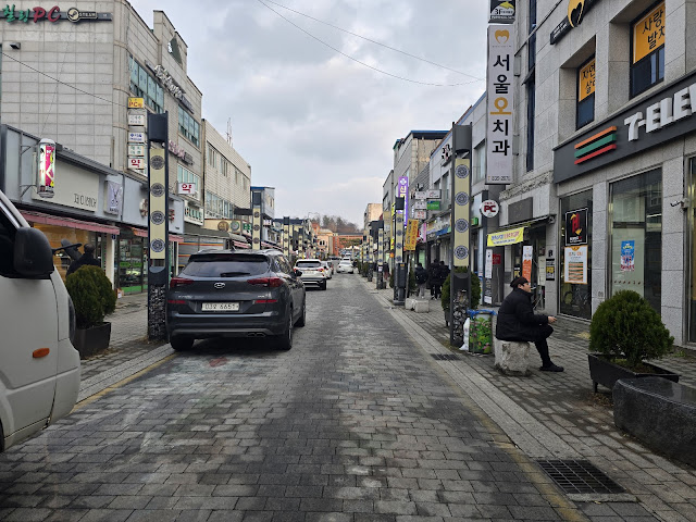 인적이 끊긴 상가거리