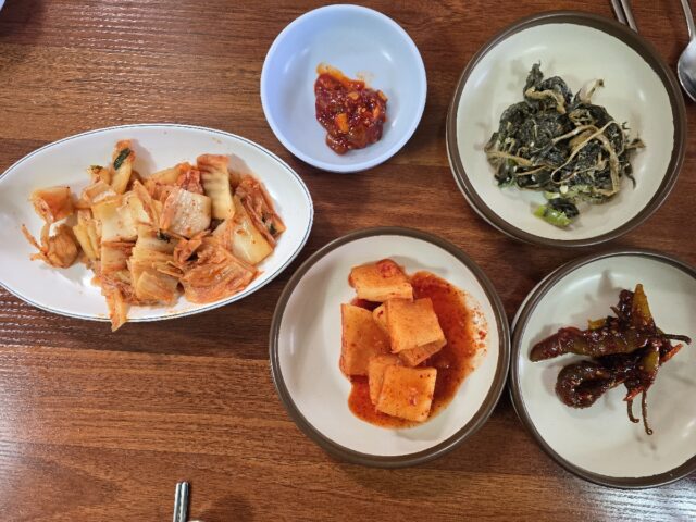 천상미꾸리 식당의 추어탕 밑반찬