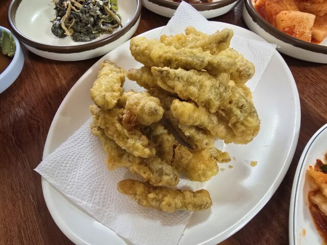 미꾸라지 한마리가 통채로 튀겨진 바삭한 미꾸리 튀김