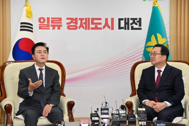 양 시도지사는 실질적인 재정권과 자치권 이양이 담보되지 않은 통합은 ‘위선과 허구’라며 대통령의 결단을 촉구했습니다.(사진=충청남도)
