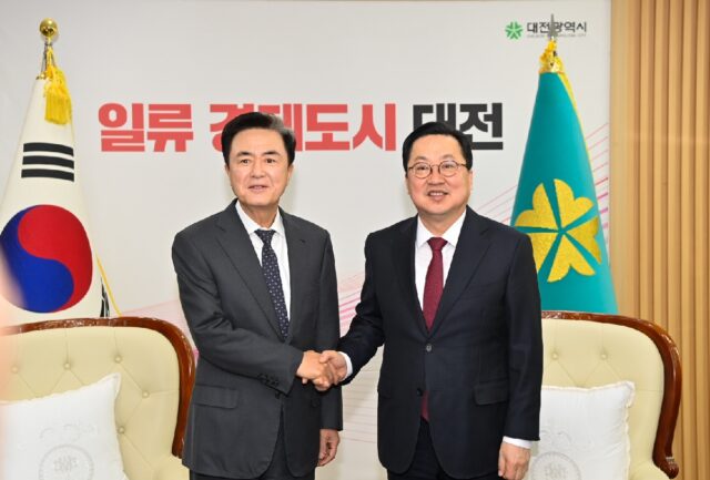 양 시도지사는 실질적인 재정권과 자치권 이양이 담보되지 않은 통합은 ‘위선과 허구’라며 대통령의 결단을 촉구했습니다.(사진=충청남도)