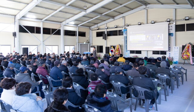 2026년 읍‧면 연두순방에서 김돈곤 군수가 군민들에게 군정 주요 성과 보고를 하고 있다.(사진=청양군)