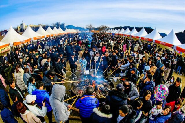 대형화로 군밤굽기 장면(사진=공주시)