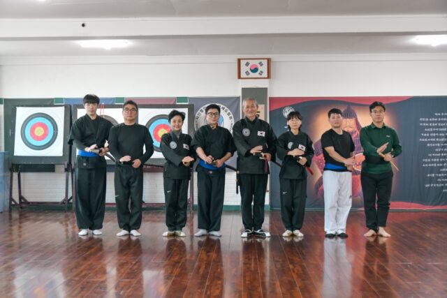 제1기 지도자 과정 1차 교육을 성공적으로 마친 김형중 총재(가운데)와 참가자들이 기념촬영을 하며 '태극검세' 보급에 대한 의지를 다지고 있다.