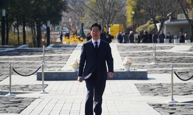 2일 경남 김해 봉하마을을 찾은 양승조 전 충남도지사가 노무현 전 대통령 묘역을 향해 걸어가고 있다. 그의 표정에서 '충남·대전 통합특별시' 완성을 향한 비장한 각오가 엿보인다.