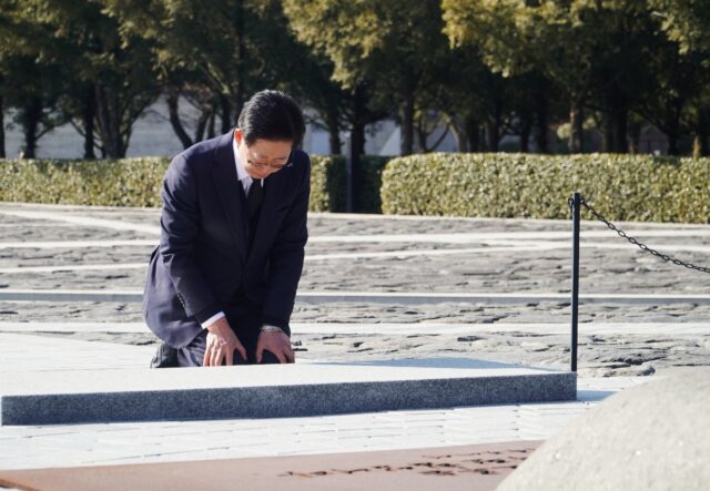 양승조 전 지사가 너럭바위 앞에서 무릎을 꿇고 참배하고 있다. 그는 이날 노무현 전 대통령이 꿈꾸던 국가균형발전의 가치를 이재명 정부에서 반드시 완성하겠다고 다짐했다.