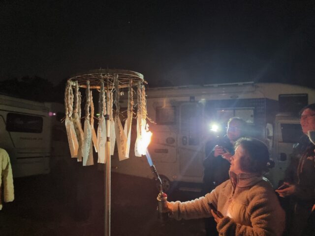 참가자들이 낙화봉에 직접 불을 붙이며 묵은해의 액운을 태워 보내는 점화 의식을 진행하고 있다.