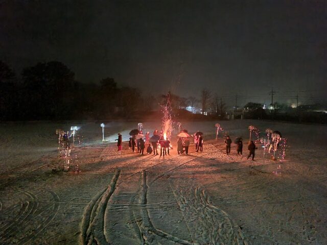 눈이 쌓인 캠핑장 한가운데 거대한 모닥불을 피워 놓고 옹기종기 모여 낙화놀이와 캠프파이어를 즐기고 있다.