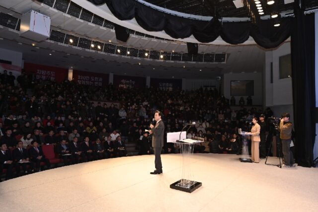 4일 단국대 천안캠퍼스에서 김 지사와 홍성현 도의회 의장, 시장·군수 또는 부단체장, 도와 시군 의회 의원, 사회단체 대표와 전문가, 주민 등 1200여 명이 참석한 가운데 대전·충남 행정통합 타운홀 미팅을 개최했다.(사진=충청남도)