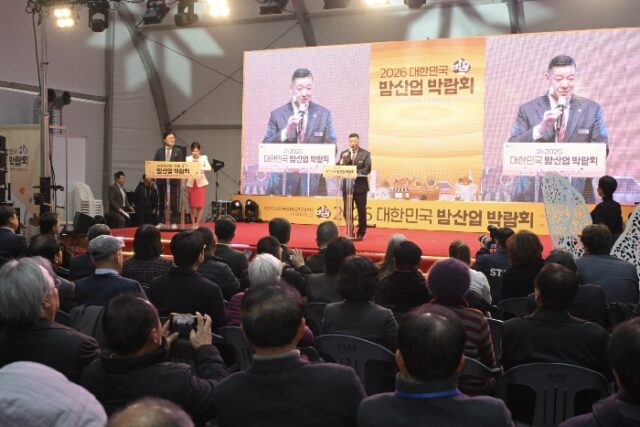 군밤축제 및 밤산업박람회 개막식에서 최원철 공주시장이 인사말을 전하고 있다.(사진=공주시)