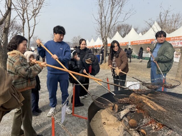 겨울공주, 군밤축제장 스케치 장면(사진=공주시)