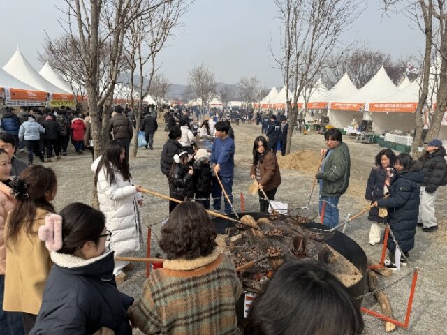 겨울공주, 군밤축제장 스케치 장면(사진=공주시)