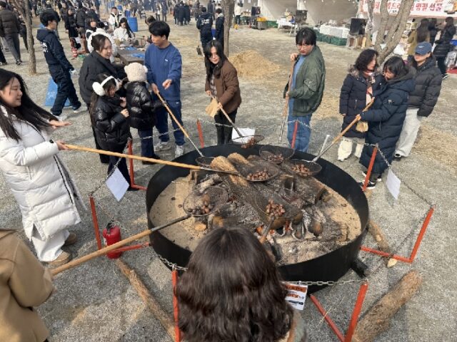 겨울공주, 군밤축제장 스케치 장면(사진=공주시)