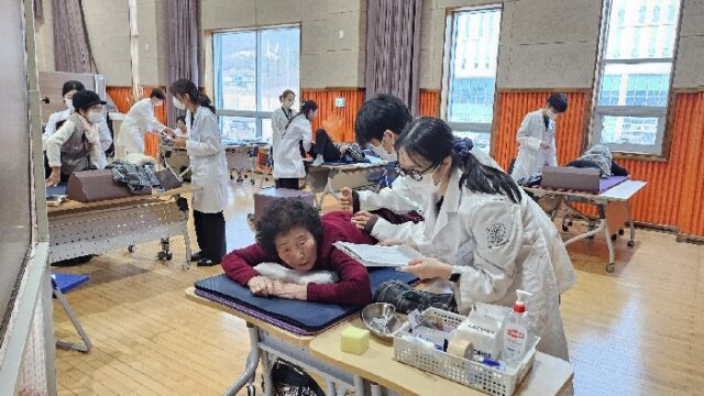 부여군노인종합복지관-전국 한의대 학생과 한방 의료봉사 활동(침술, 뜸치료)