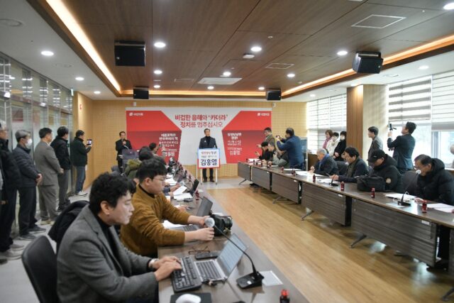 "군민 앞에 진실 밝히겠다"… 김홍렬 출마예정자가 충남사회적경제지원센터에서 열린 기자회견에서 지천댐 및 산림자원연구소 투기 의혹과 관련한 기자들의 질의에 답변하며 결백을 호소하고 있다.(사진=스토리스팟)