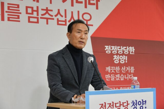 "군민 앞에 진실 밝히겠다"… 김홍렬 출마예정자가 충남사회적경제지원센터에서 열린 기자회견에서 지천댐 및 산림자원연구소 투기 의혹과 관련한 기자들의 질의에 답변하며 결백을 호소하고 있다.(사진=스토리스팟)