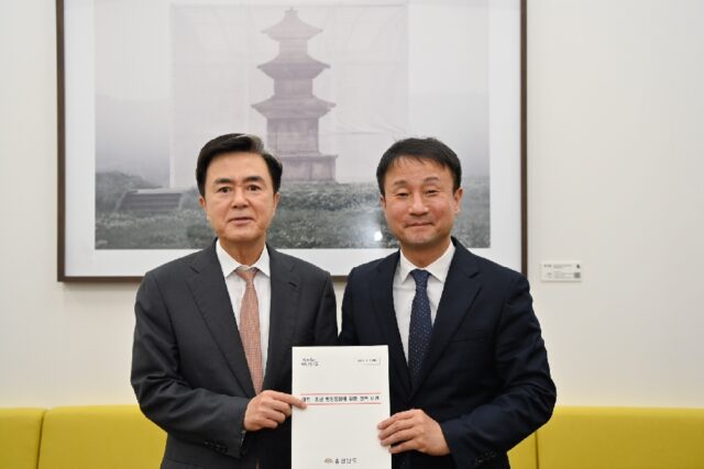 김태흠 충남도지사와 한병도 더불어민주당 원내대표(사진=충청남도)