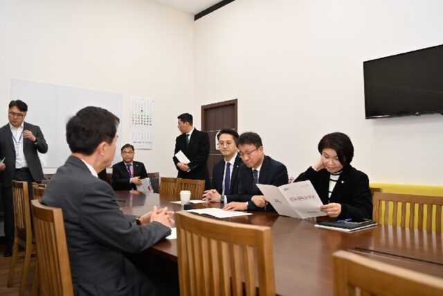 김태흠 충남도지사가 민주당 의원들에게 대전충남 행정통합에 관한 정책 제안에 대해 설명하고 있다.(사진=충청남도)
