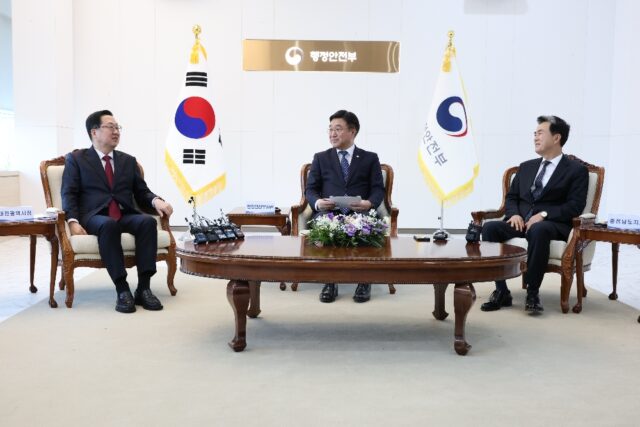 김태흠 충남지사와 이장우 대전시장은 함께 6일 오후 정부 세종청사에서 윤호중 행안부 장관을 만나 ‘행정통합 간담회’를 가졌다.(사진=충청남도)