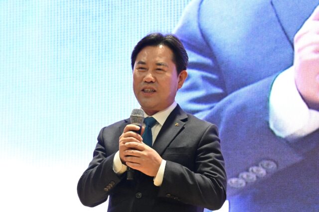 “함께 우산을 쓰겠습니다” 박정현 부여군수가 저자 인사말을 통해 ‘변방’의 혁신이 대한민국의 새로운 상식이 되길 바란다는 메시지와 함께 ‘우산 행정’의 철학을 전하고 있다.(사진=충청24뉴스)