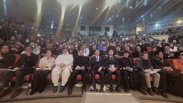 이날 행사에는 허태정 전 대전시장, 박범계 국회의원 등 충청권 유력 인사들이 대거 참석해 양승조 예비후보에게 힘을 실었다. 주최 측 추산 3,000여 명의 인파가 몰려 성황을 이뤘다.