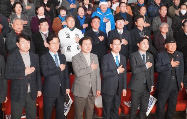 8일 단국대 천안캠퍼스에서 열린 양승조 예비후보의 출판기념회에서 양 후보(앞줄 왼쪽 네 번째)와 복기왕, 황명선, 장종태 국회의원,허태정 전 대전시장 등 주요 참석자들이 국민의례를 하고 있다.