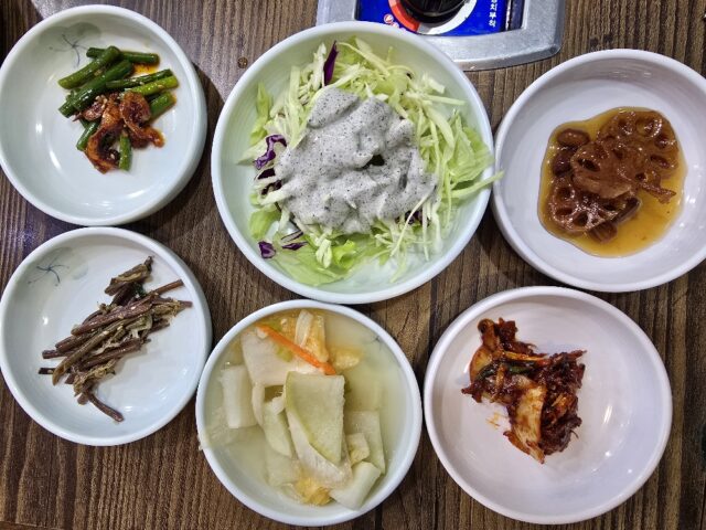 “정갈한 곁들임 찬” 매운맛을 중화시켜주는 흑임자 샐러드와 시원한 동치미, 짭조름한 연근조림 등 주인장의 정성이 느껴지는 깔끔한 밑반찬들이 입맛을 돋운다.