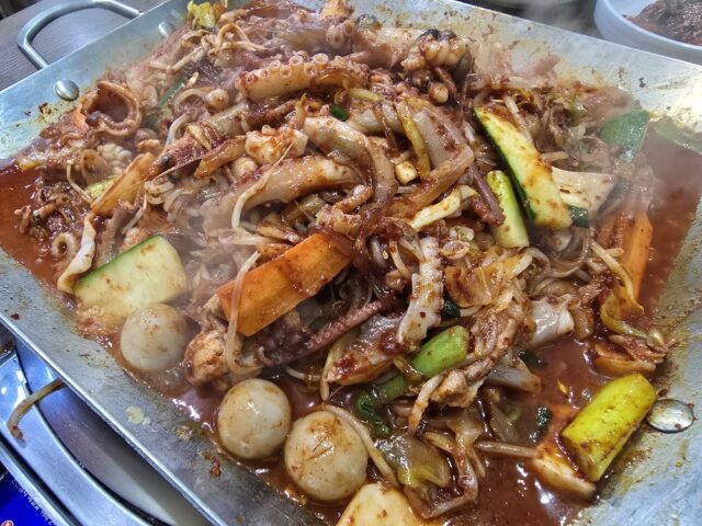 “침샘 자극하는 ‘맛있는 매운맛’” 잘 익은 낙지와 채소가 붉은 양념 옷을 입고 윤기를 뽐낸다. 자극적이지 않으면서도 입에 착 감기는 감칠맛이 일품이다.