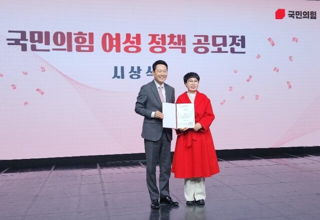 국민의힘 장동혁 당대표(왼쪽)가 2026년 2월 9일 열린 '2025 국민의힘 여성정책 공모전 시상식'에서 우수상을 수상한 부여군의회 장소미 의원(오른쪽)에게 상장을 수여한 뒤 기념 촬영을 하고 있다