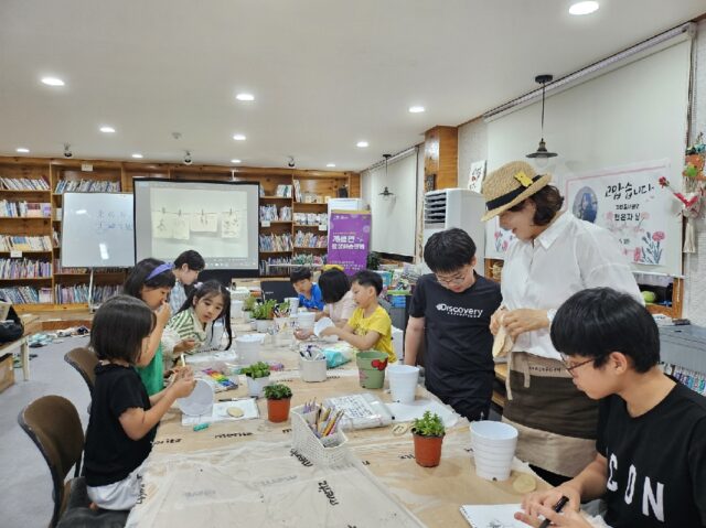 마을학교 마을축제 공모 식물과 함께하는 치유프로그램 장면(사진=공주시)