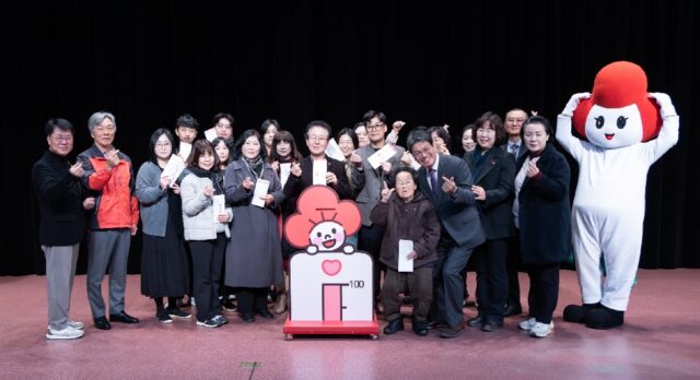 지난해 희망2026 나눔캠페인에서 성금을 기탁한 후 기념촬영을 하고 있다.(사진=청양군)