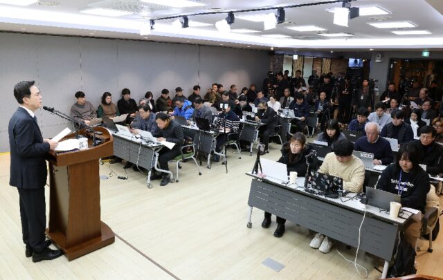 김태흠 충남지사는 12일 도청 프레스센터에서 기자회견을 열고 지역의 열망을 무참히 짓밟은 대전충남 행정통합특별법안 심사과정과 결과는 받아들일 수 없다는 입장을 밝혔다.(사진=충청남도)