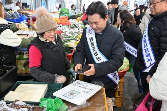 박정현 부여군수가 민족 최대 명절인 설을 앞두고 15일 지역 전통시장을 찾아 민생경제 현장을 점검하고 상인들을 격려했다.(사진=부여군)