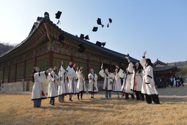 “더 넓은 세상을 향한 비상(飛上)” 학위수여식을 마친 졸업생들이 교내 전통 건축물 앞에서 학사모를 하늘 높이 던지며 졸업의 기쁨을 만끽하고 있다.(사진=스토리스팟)
