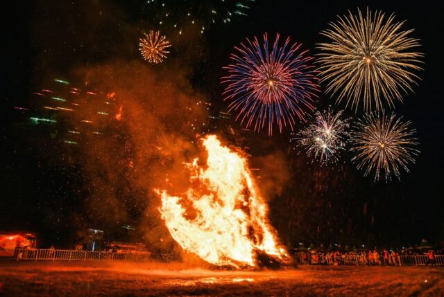 축제의 하이라이트인 거대한 달집이 시뻘건 불길을 내뿜으며 맹렬하게 타오르는 가운데, 화려한 불꽃놀이가 대보름의 밤하늘을 수놓고 있다.