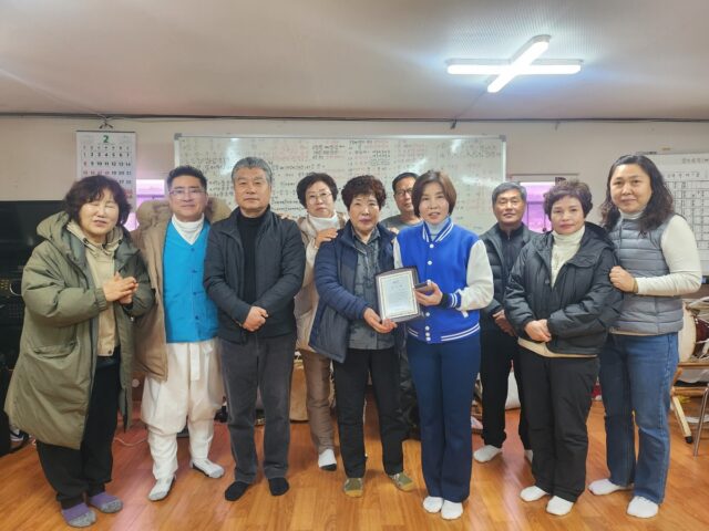 민병희 의원이 지난 2일 계백풍물단 사무실에서 단원들이 한뜻으로 모아 준비한 감사패를 전달 받고 있다.
