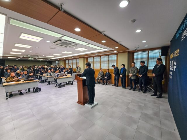 김민수 충남도의원이 부여군청 서동브리핑실에서 부여군수 출마선언 및 기자회견을 하고 있다.(사진 스토리스팟)