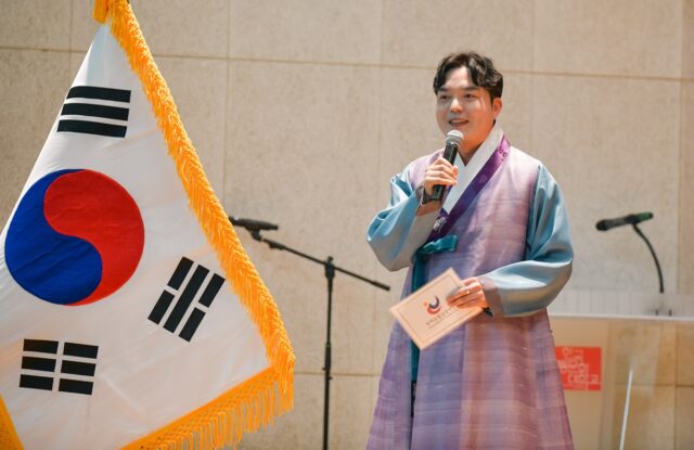부여군충남국악단 공연에서 사회를 진행한 방문배 단원(사진 스토리스팟)
