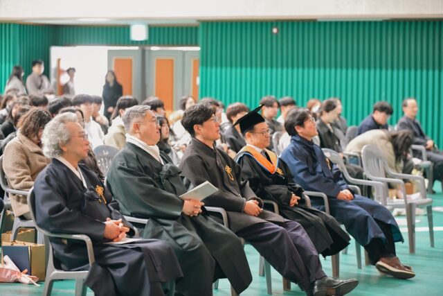 한국전통문화대학 총장 및 교수진이 공연을 관람하고 있다.(사진=스토리스팟)