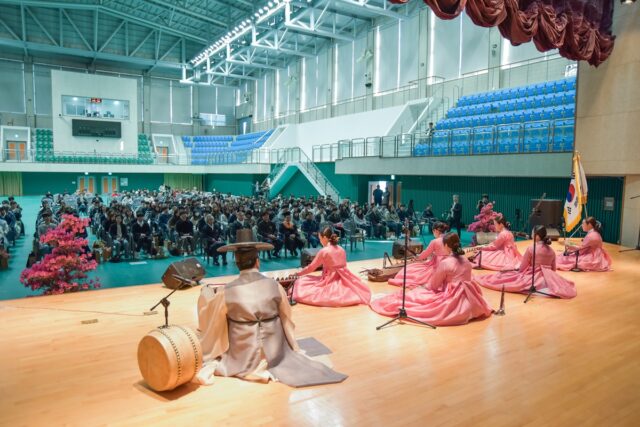 한국전통문화대학교 입학식에서 부여군충남국악단이 남도굿거리 공연을 펼치고 있다.(사진=스토리스팟)