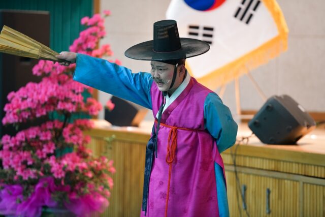 한국전통문화대학교 입학식에서 부여군충남국악단이 창극 화조장 대목 공연을 펼치고 있다.(사진=스토리스팟)