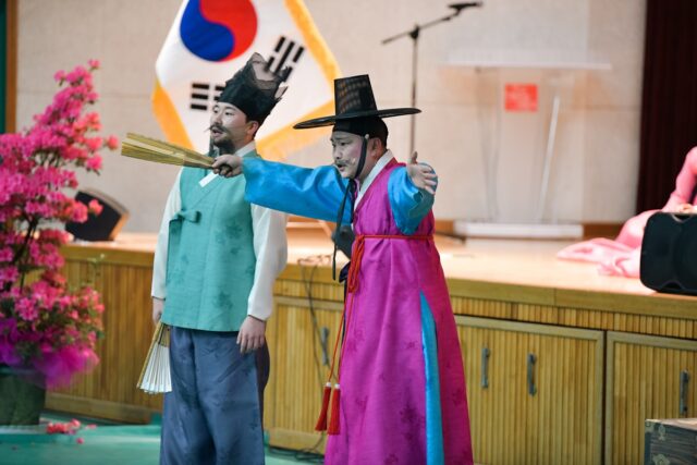 한국전통문화대학교 입학식에서 부여군충남국악단이 창극 화조장 대목 공연을 펼치고 있다.(사진=스토리스팟)