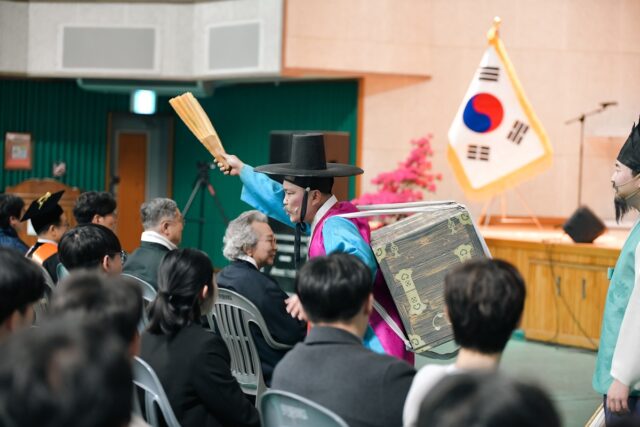 한국전통문화대학교 입학식에서 부여군충남국악단이 창극 화조장 대목 공연을 펼치고 있다.(사진=스토리스팟)