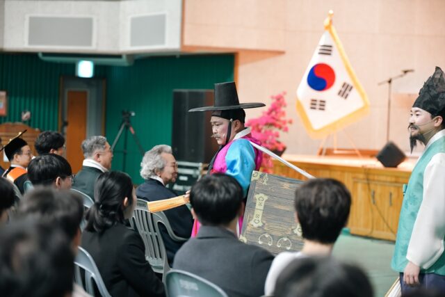 한국전통문화대학교 입학식에서 부여군충남국악단이 창극 화조장 대목 공연을 펼치고 있다.(사진=스토리스팟)