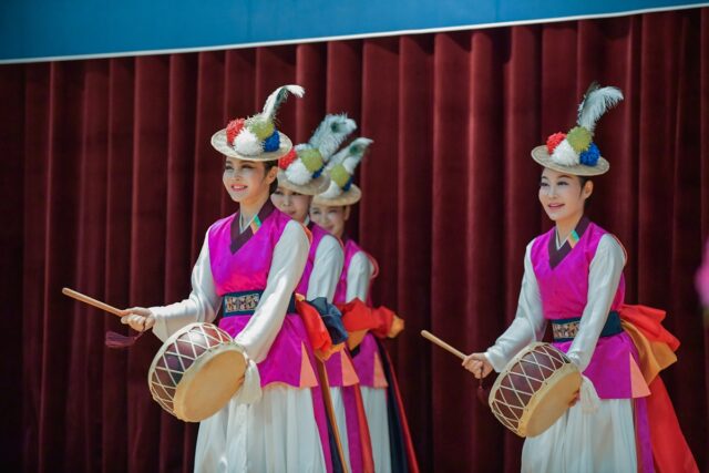 한국전통문화대학교 입학식에서 부여군충남국악단이 버꾸춤 공연을 펼치고 있다.(사진=스토리스팟)