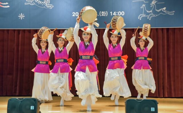 한국전통문화대학교 입학식에서 부여군충남국악단이 버꾸춤 공연을 펼치고 있다.(사진=스토리스팟)