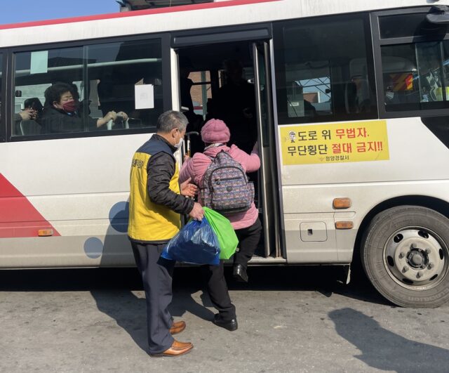 ㈜청양교통 운전기사들이 이용객들의 짐들어주기 도우미 서비스를 시행하고 있다.