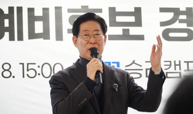 8일 천안에서 열린 경선 중앙선거대책위원회 발대식에서 양승조 충남도지사 예비후보가 지지자들을 향해 경선 승리를 다짐하며 연설하고 있다.