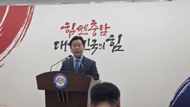 박정현 전 부여군수가 사사로운 정치적 야심보다 공동체의 이익을 위한 선택이라며 불출마 및 박수현 의원 지지 이유를 밝히고 있다.